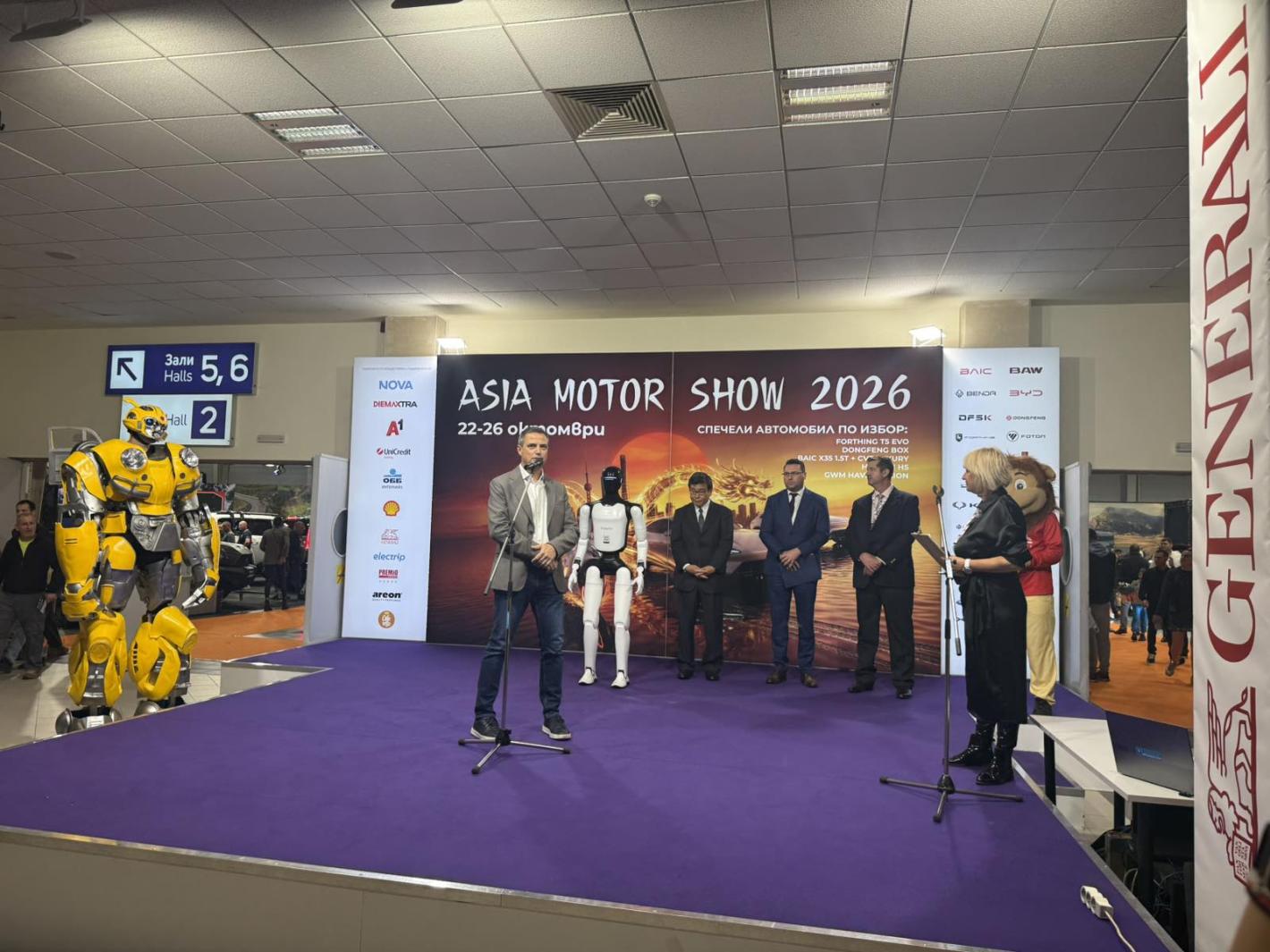 Роботът Никола откри Asia Motor Show, Бъмбълби и красавици привлякоха погледите Кадри