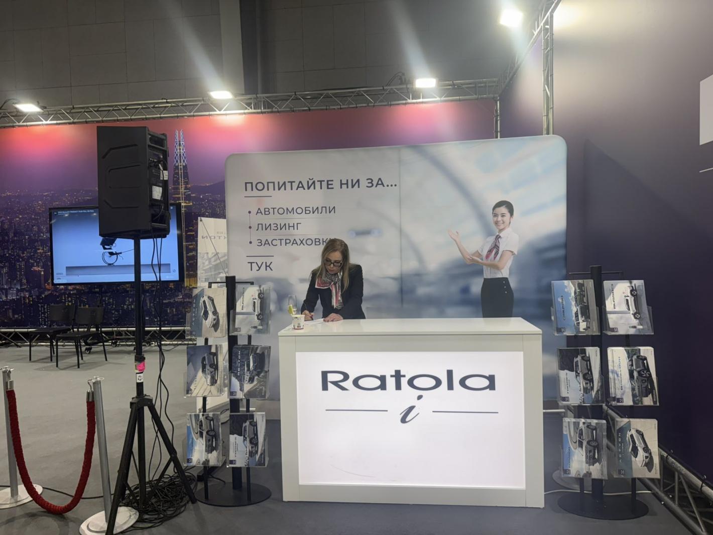 Роботът Никола откри Asia Motor Show, Бъмбълби и красавици привлякоха погледите Кадри