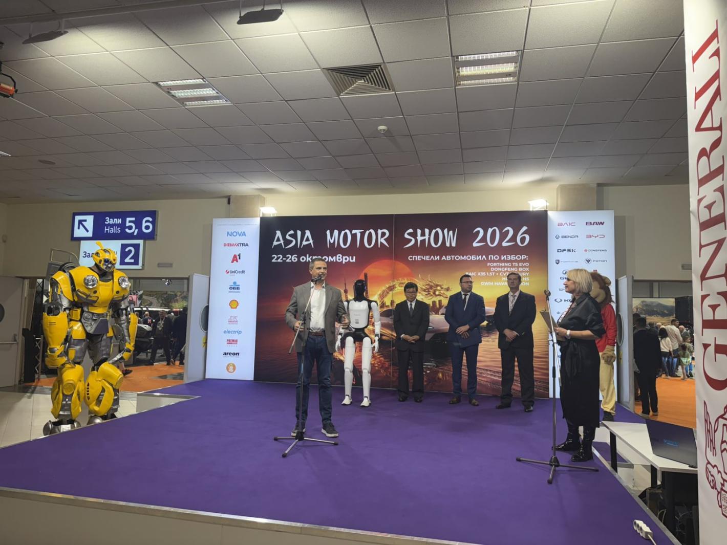 Роботът Никола откри Asia Motor Show, Бъмбълби и красавици привлякоха погледите Кадри