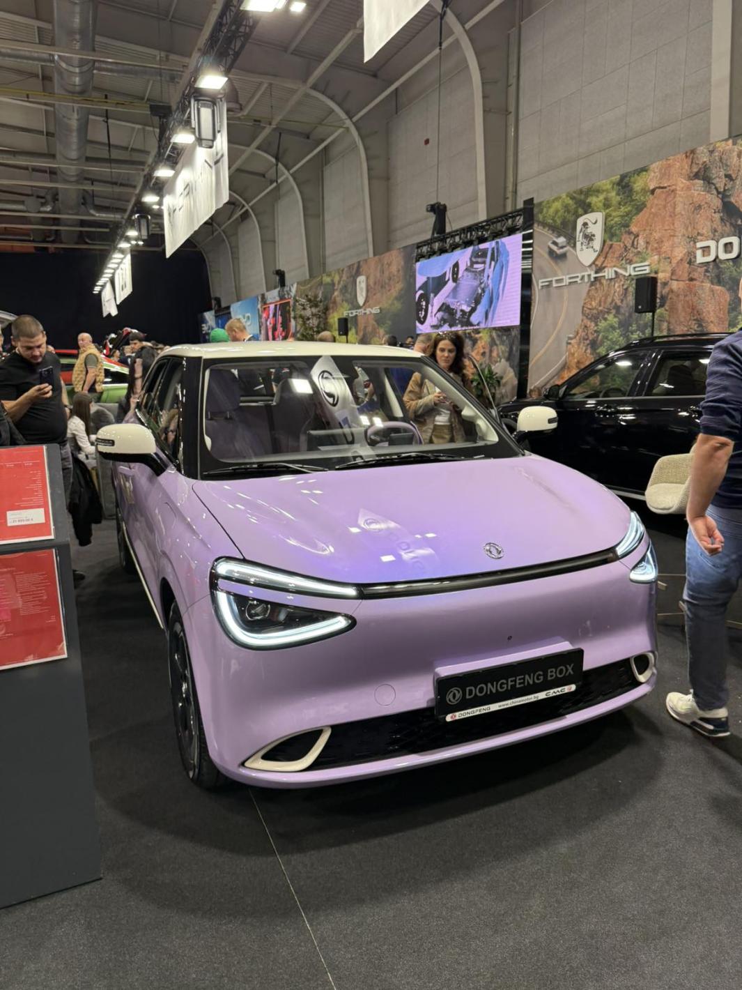 Роботът Никола откри Asia Motor Show, Бъмбълби и красавици привлякоха погледите Кадри