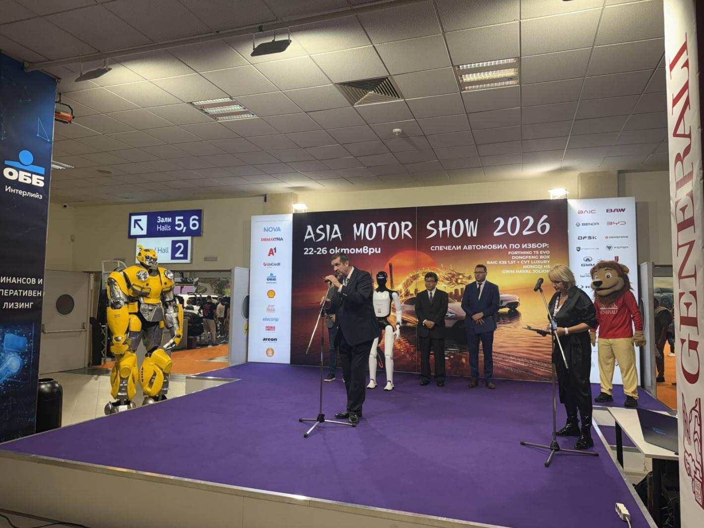 Роботът Никола откри Asia Motor Show, Бъмбълби и красавици привлякоха погледите Кадри