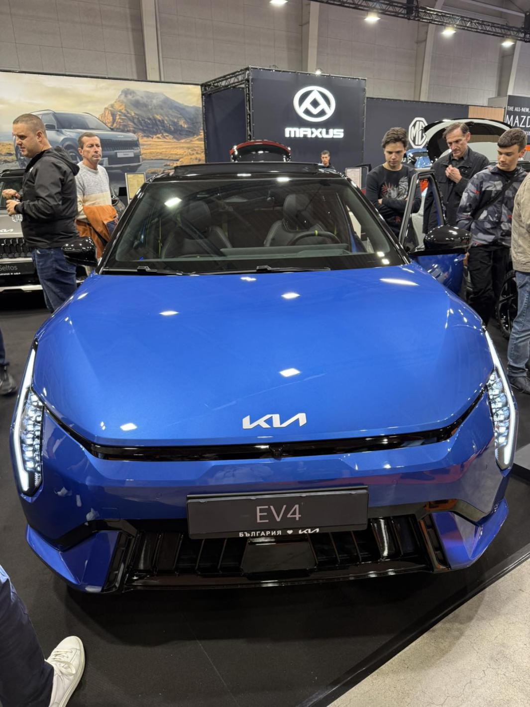 Роботът Никола откри Asia Motor Show, Бъмбълби и красавици привлякоха погледите Кадри