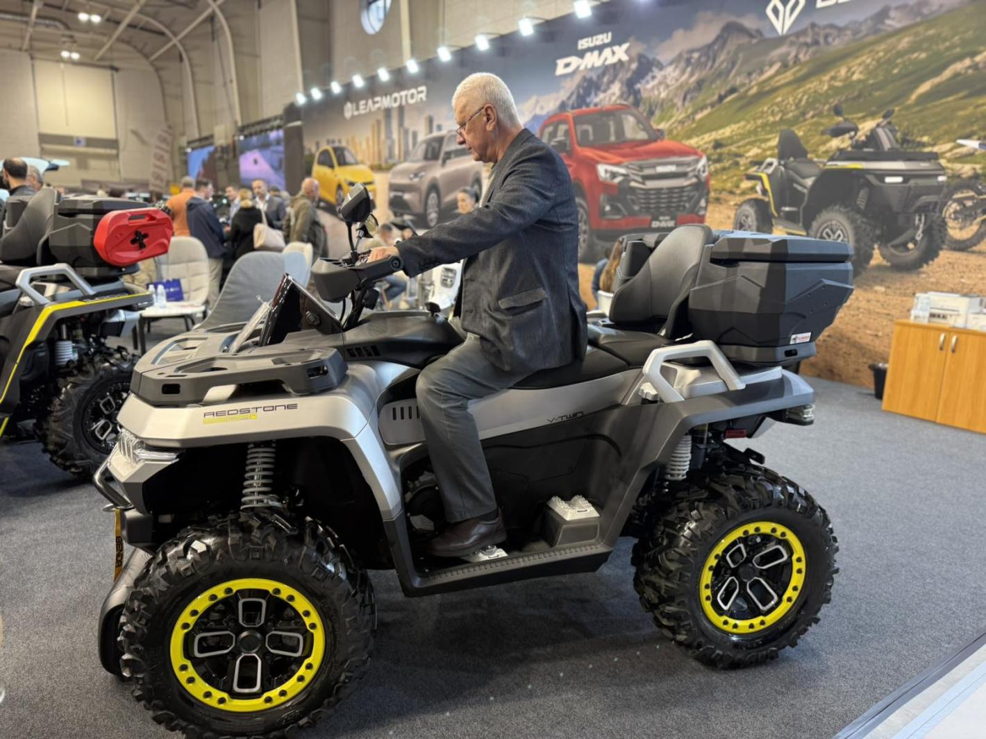 Роботът Никола откри Asia Motor Show, Бъмбълби и красавици привлякоха погледите Кадри