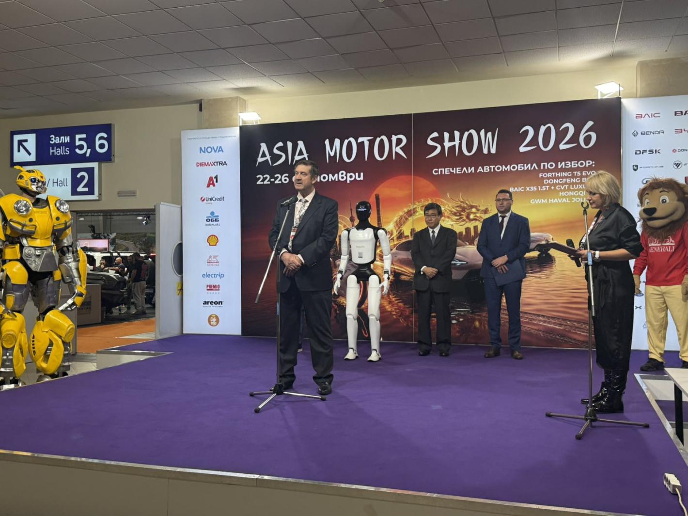 Роботът Никола откри Asia Motor Show, Бъмбълби и красавици привлякоха погледите Кадри
