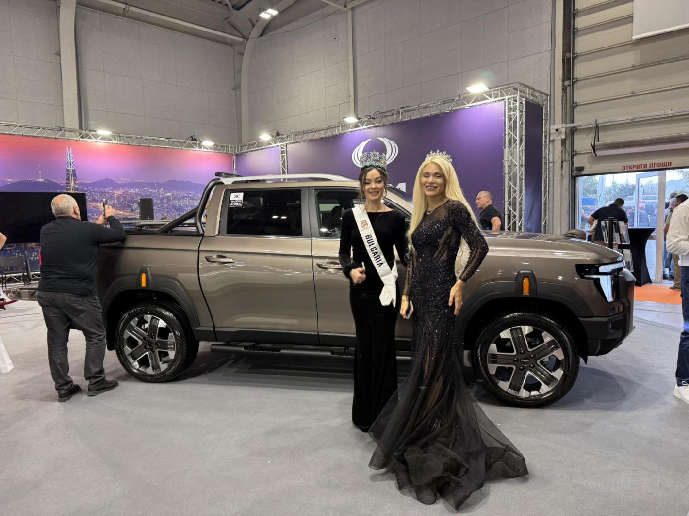 Роботът Никола откри Asia Motor Show, Бъмбълби и красавици привлякоха погледите Кадри