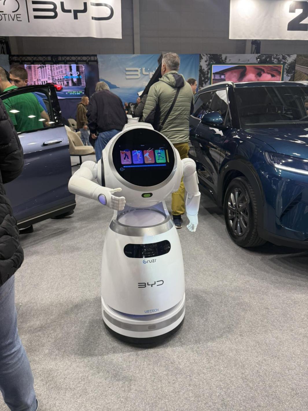 Роботът Никола откри Asia Motor Show, Бъмбълби и красавици привлякоха погледите Кадри