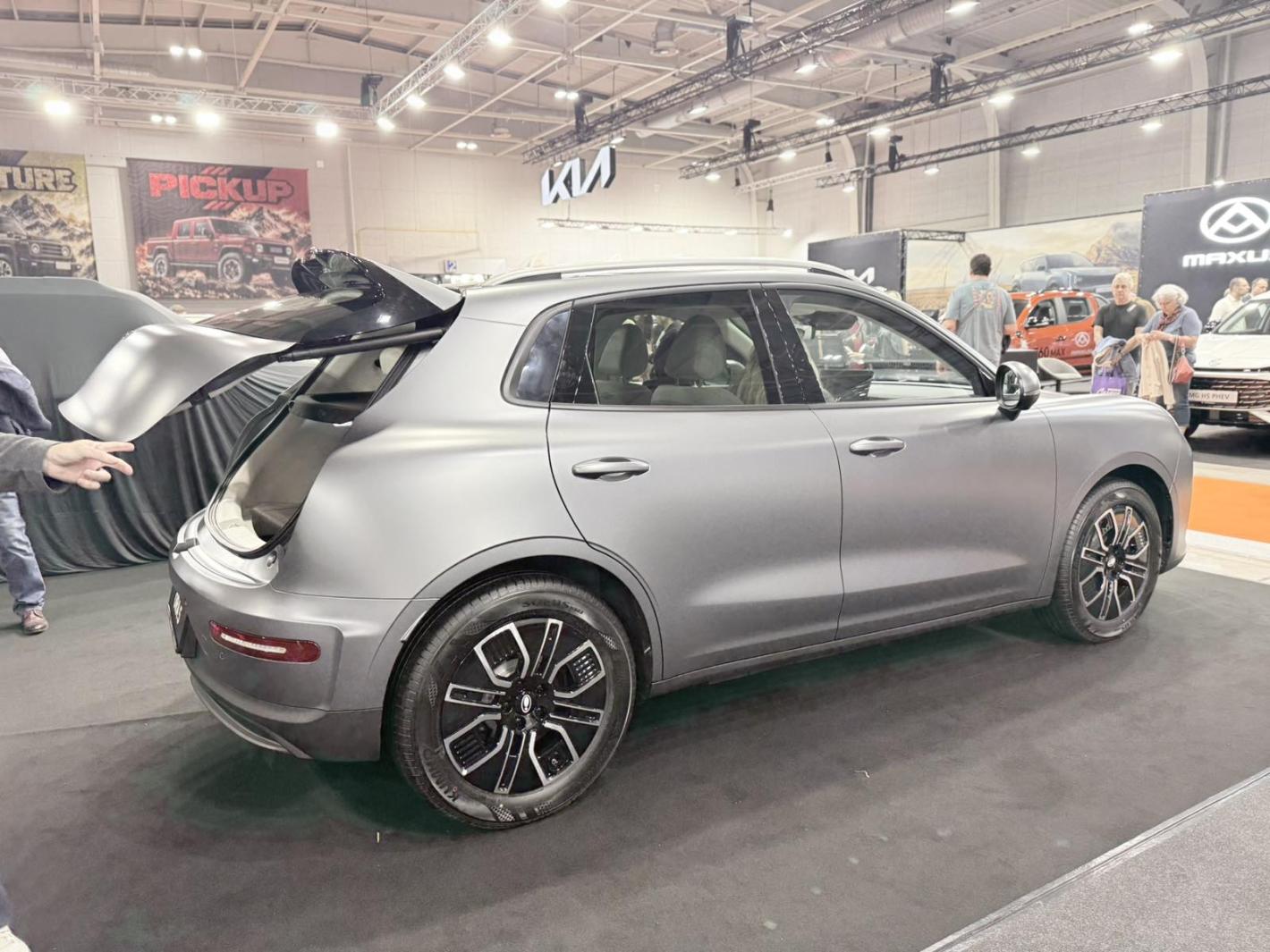 Роботът Никола откри Asia Motor Show, Бъмбълби и красавици привлякоха погледите Кадри
