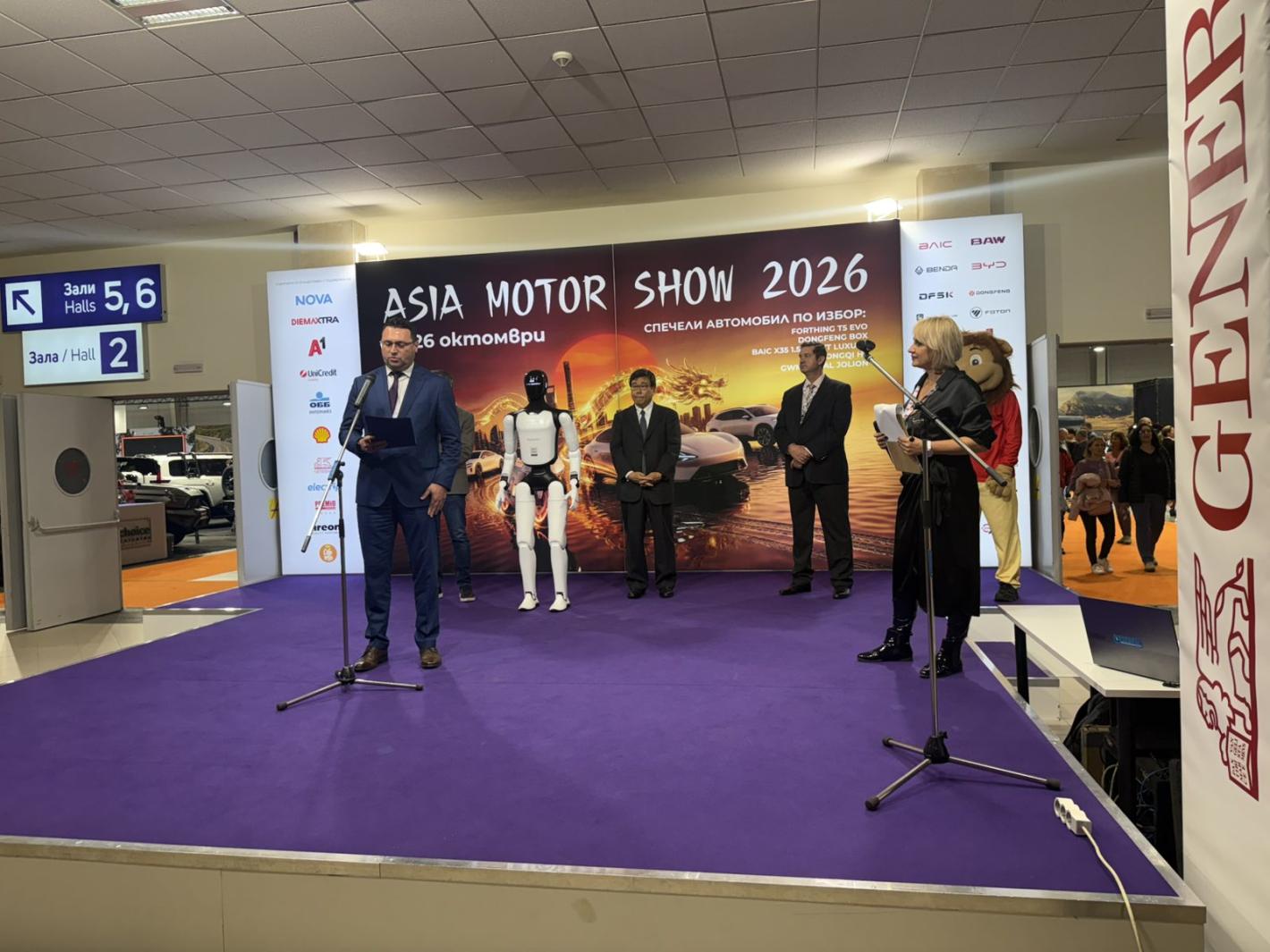 Роботът Никола откри Asia Motor Show, Бъмбълби и красавици привлякоха погледите Кадри