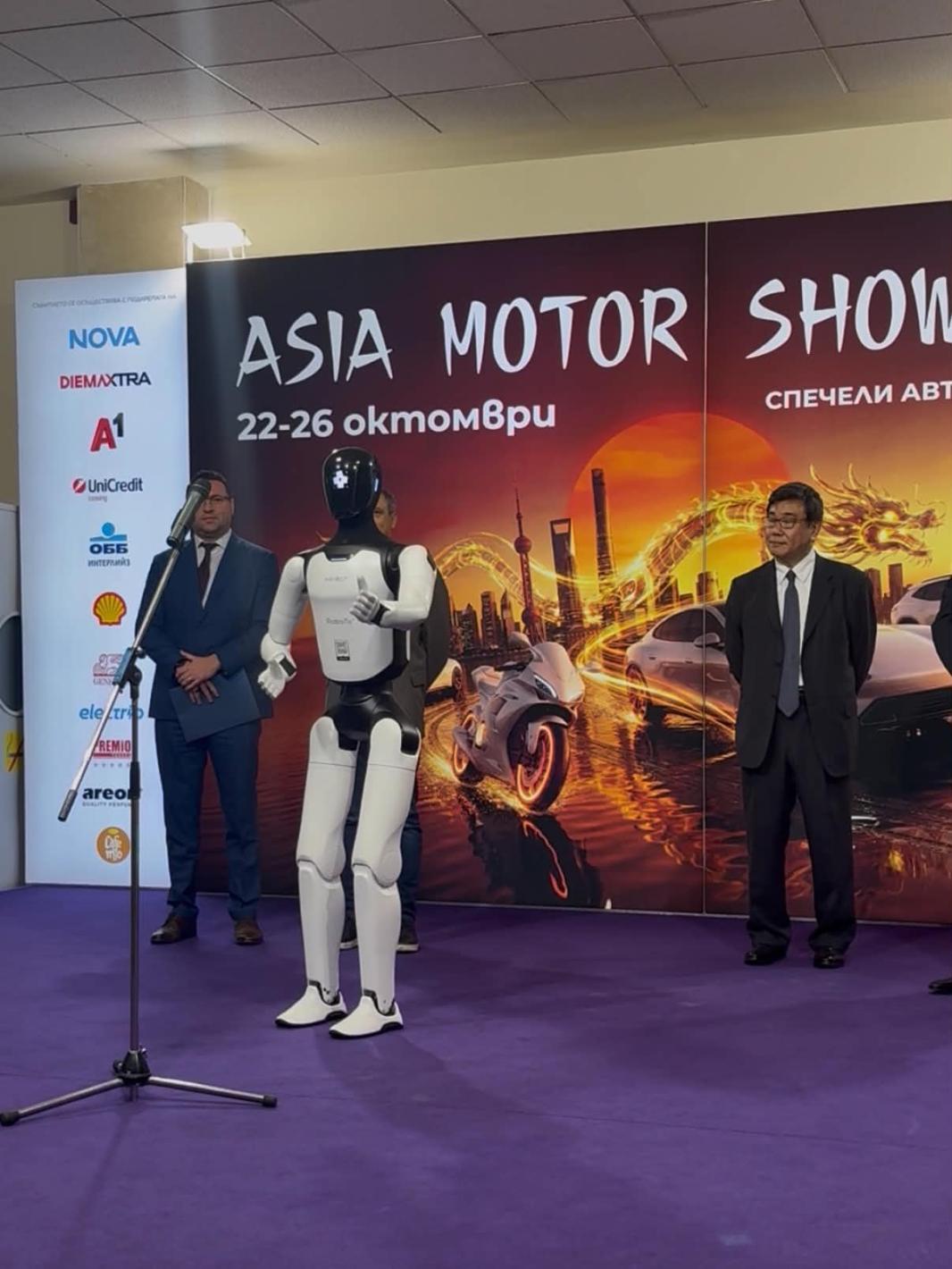 Роботът Никола откри Asia Motor Show, Бъмбълби и красавици привлякоха погледите Кадри
