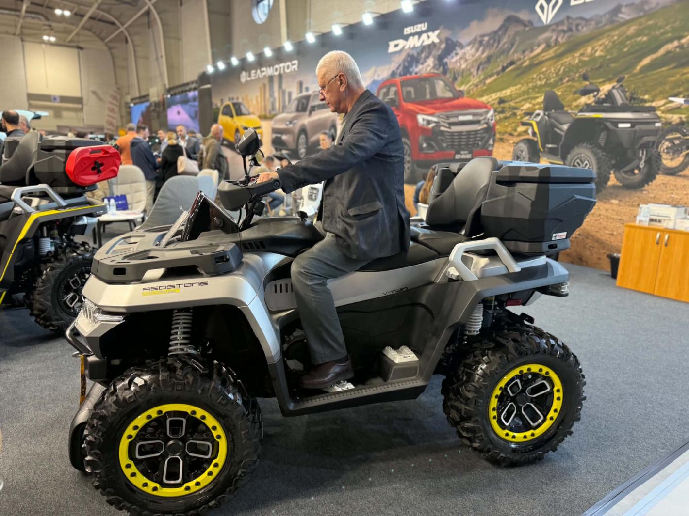Роботът Никола откри Asia Motor Show, Бъмбълби и красавици привлякоха погледите Кадри