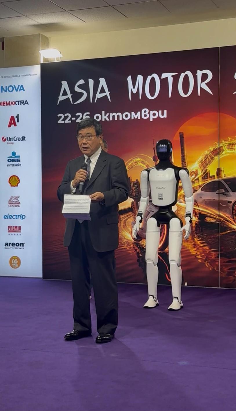 Роботът Никола откри Asia Motor Show, Бъмбълби и красавици привлякоха погледите Кадри