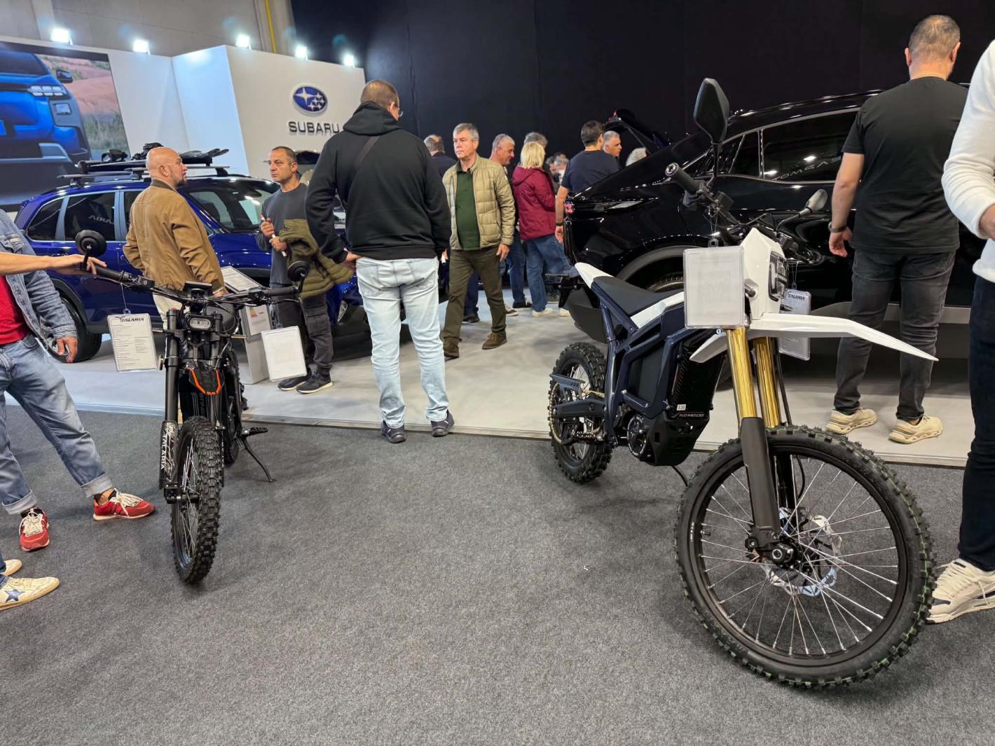 Роботът Никола откри Asia Motor Show, Бъмбълби и красавици привлякоха погледите Кадри