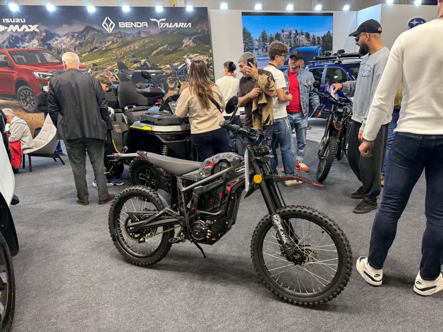 Роботът Никола откри Asia Motor Show, Бъмбълби и красавици привлякоха погледите Кадри