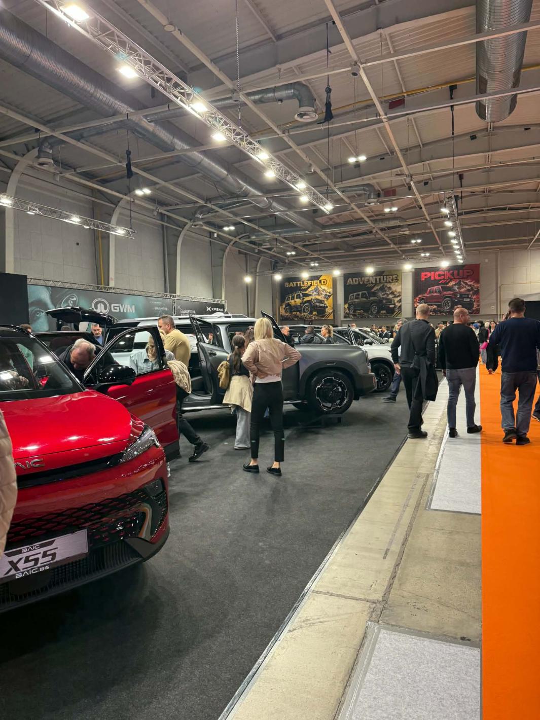Роботът Никола откри Asia Motor Show, Бъмбълби и красавици привлякоха погледите Кадри