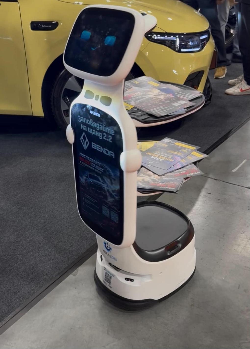 Роботът Никола откри Asia Motor Show, Бъмбълби и красавици привлякоха погледите Кадри