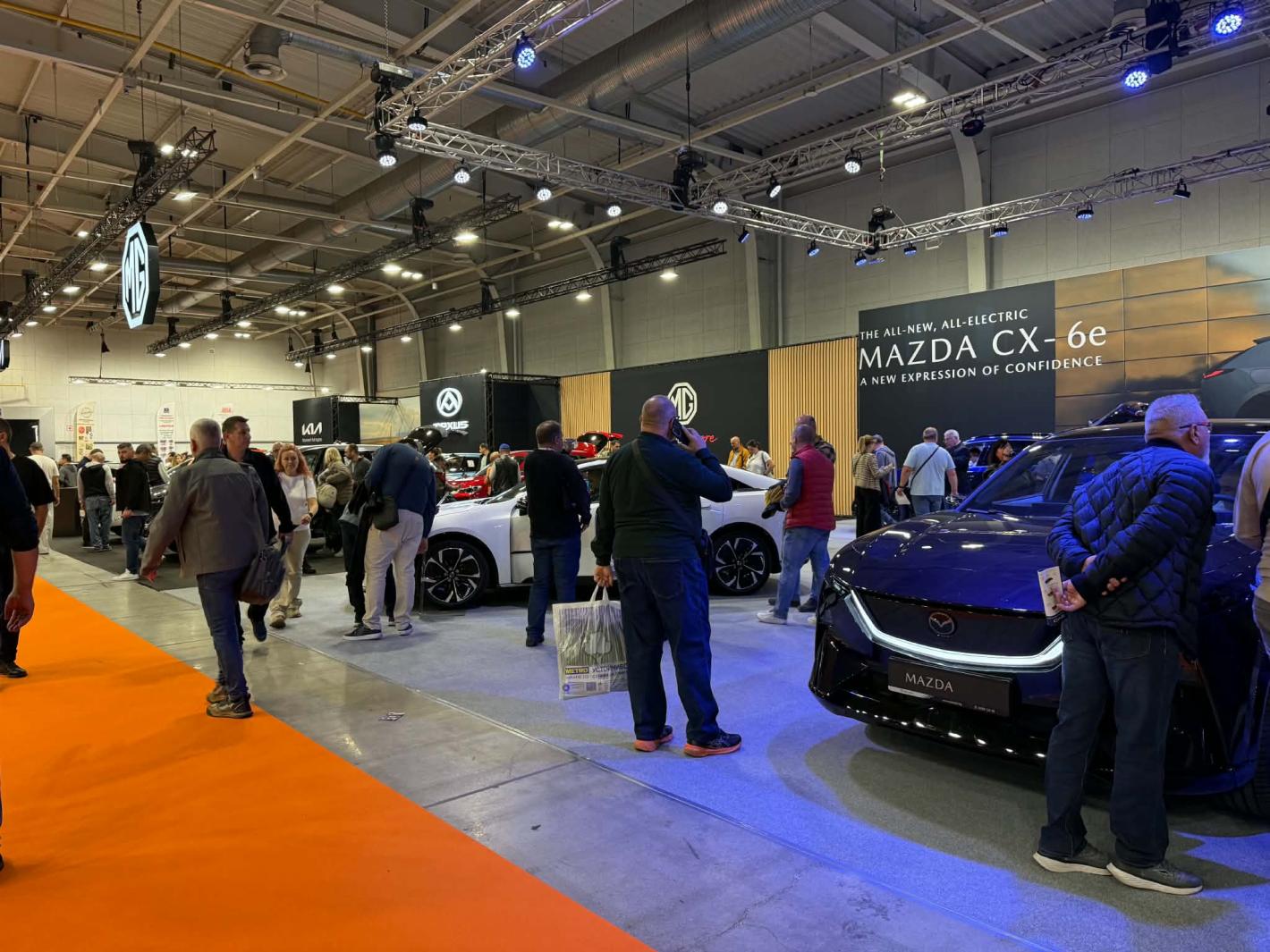 Роботът Никола откри Asia Motor Show, Бъмбълби и красавици привлякоха погледите Кадри