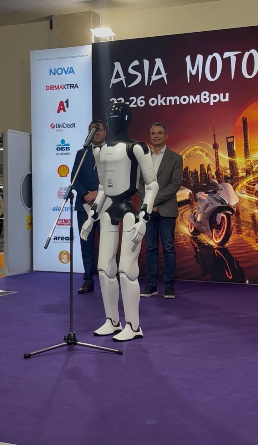 Роботът Никола откри Asia Motor Show, Бъмбълби и красавици привлякоха погледите Кадри