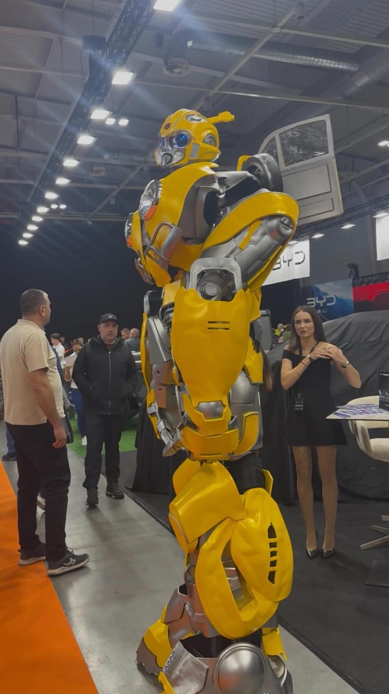 Роботът Никола откри Asia Motor Show, Бъмбълби и красавици привлякоха погледите Кадри