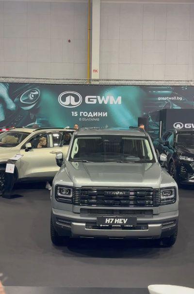 Роботът Никола откри Asia Motor Show, Бъмбълби и красавици привлякоха погледите Кадри