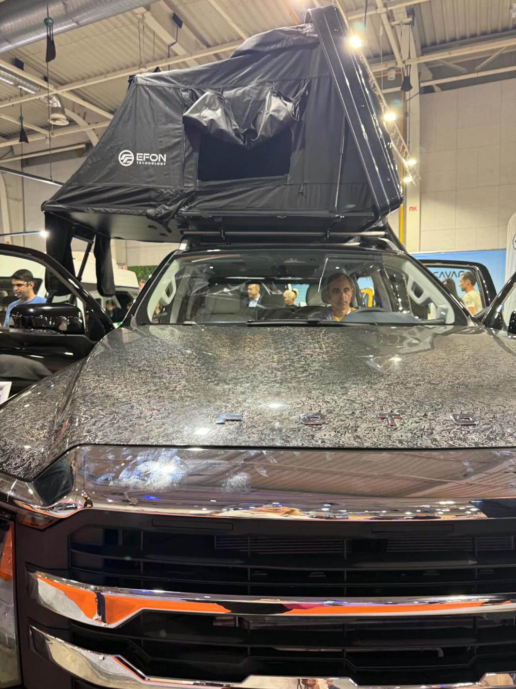 Роботът Никола откри Asia Motor Show, Бъмбълби и красавици привлякоха погледите Кадри