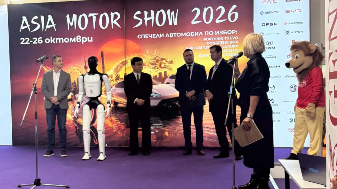 Роботът Никола откри Asia Motor Show, Бъмбълби и красавици привлякоха погледите Кадри