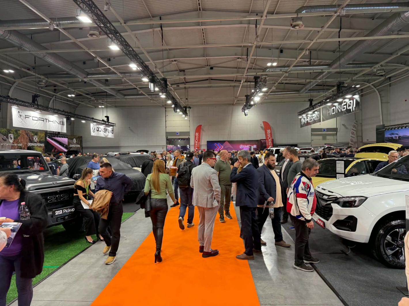 Роботът Никола откри Asia Motor Show, Бъмбълби и красавици привлякоха погледите Кадри