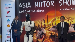 Роботът Никола откри Asia Motor Show, Бъмбълби и красавици привлякоха погледите Кадри