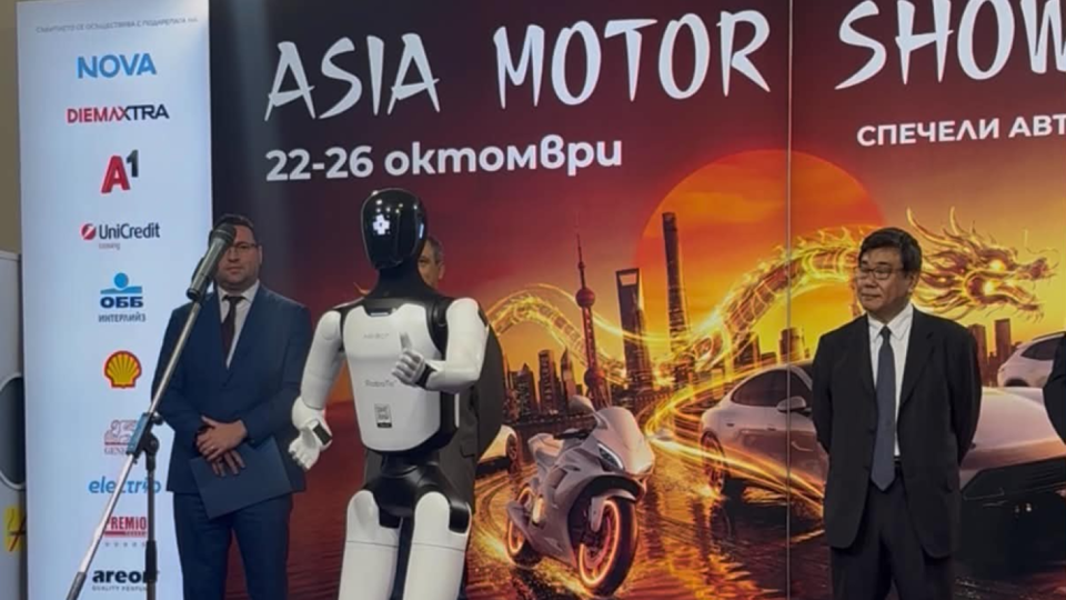 Роботът Никола откри Asia Motor Show, Бъмбълби и красавици привлякоха погледите Кадри