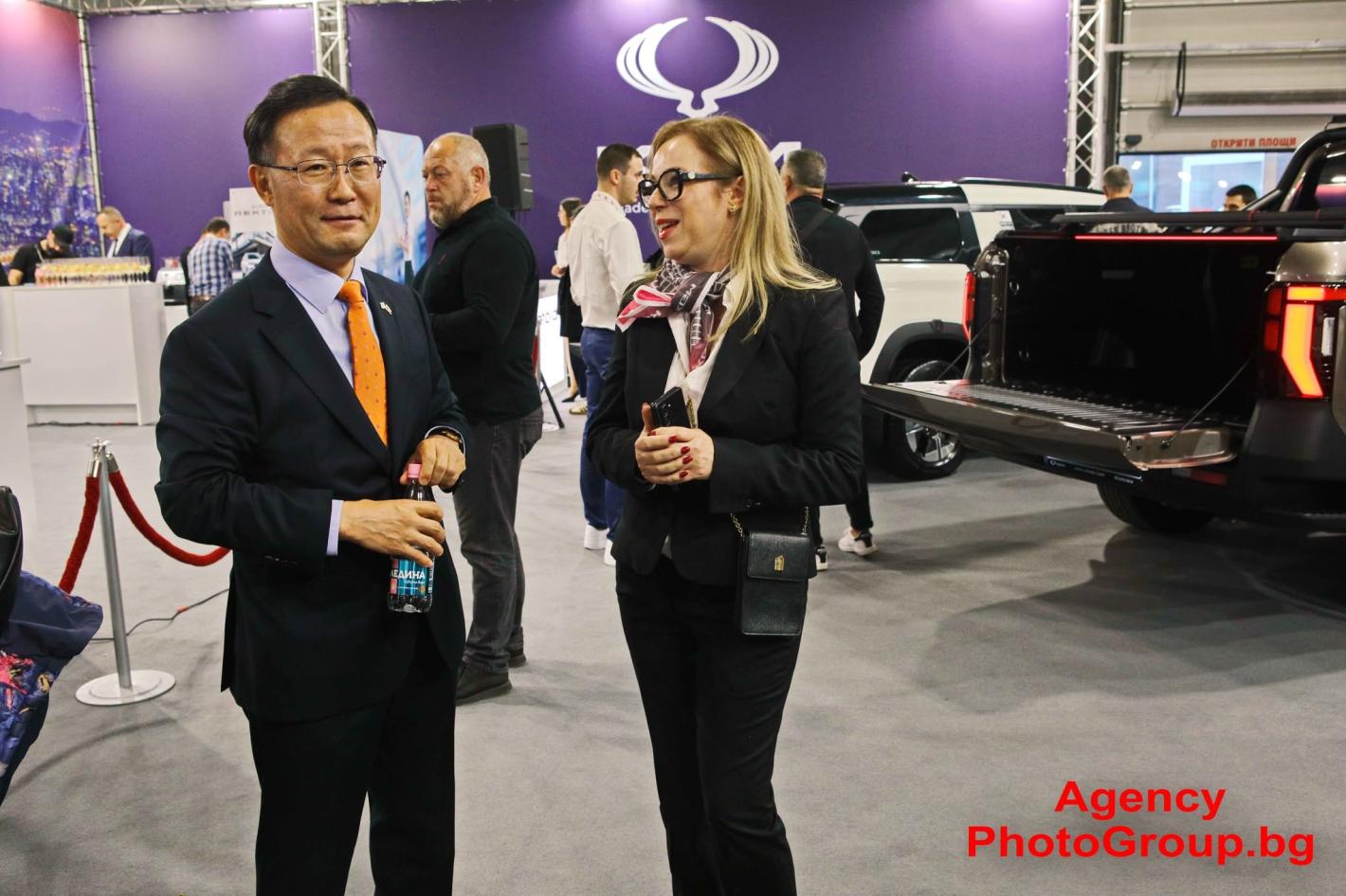 Роботът Никола откри Asia Motor Show, Бъмбълби и красавици привлякоха погледите Кадри