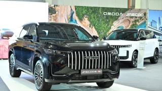 Лукс, 7 места и над 1000 км пробег: Новият SUV гигант JAECOO 8 SHS-P вече е в България