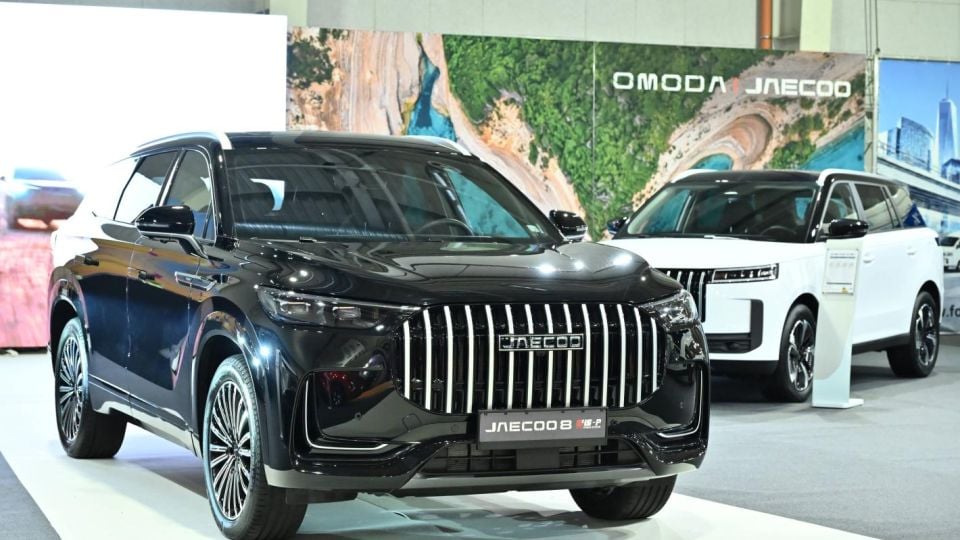 Лукс, 7 места и над 1000 км пробег: Новият SUV гигант JAECOO 8 SHS-P вече е в България