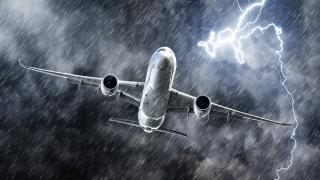 Пилот разкрива: Какво се случва със самолета, когато го удари светкавица (ВИДЕО)