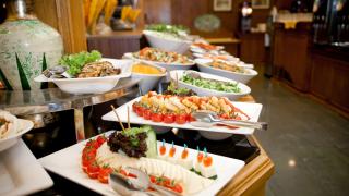 Неписаните правила за поведение на шведска маса, които ще спасят достойнството ви