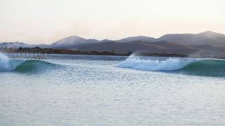В най-големия басейн за изкуствени вълни плуват 200 сърфисти едновременно