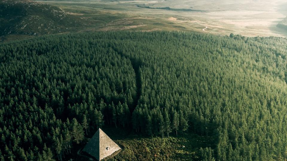 Скръбната пирамида, която английската кралица крие в имението си