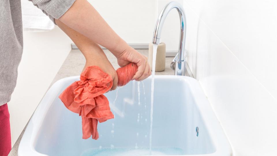 „Пера се в мивката, чинии няма“ – как се живее в британските хотели за карантина