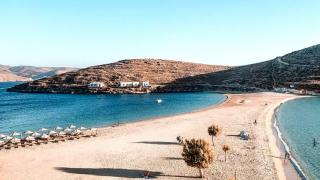 Заобиколен от тюркоазено море от двете страни, средиземноморски райски плаж изумява туристите