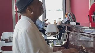 Трогателно: Заработващ на летище пианист получи бакшиш от $61 000