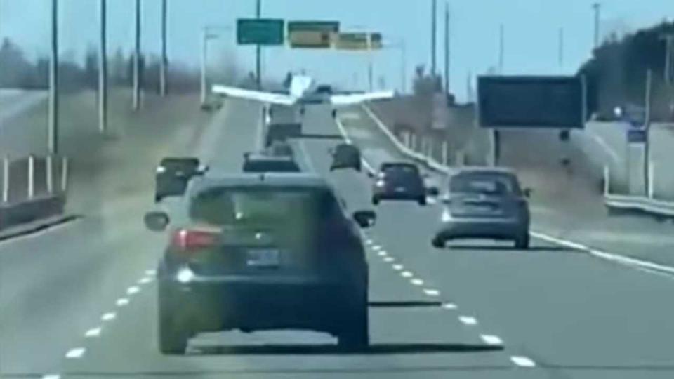 Ужасяващо: Самолет проби колата по време на аварийно кацане насред магистралата ВИДЕО
