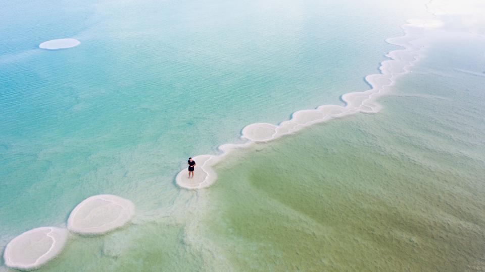 Защо всички искат да легнат на солените островчета в луксозния оазис Ейн Бокек