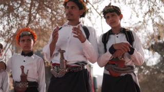 Арабските мъже, които се кичат с цветя и си боядисват брадите