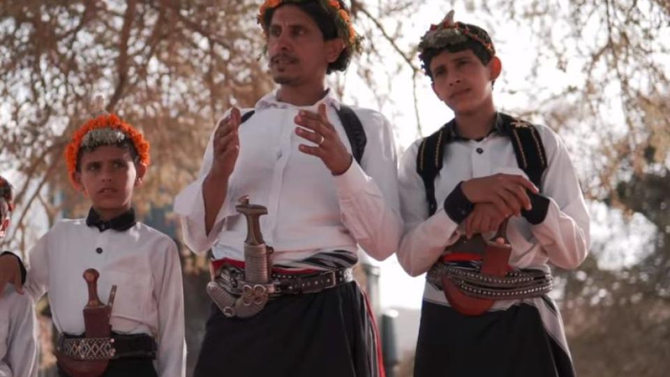 Арабските мъже, които се кичат с цветя и си боядисват брадите