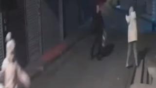 Мъж нападна с катана туристка в Турция ВИДЕО