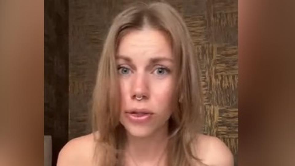Красавица разкри какво се случва с изгубения багаж ВИДЕО