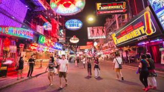 Транссексуална жена атакува сексуално турчин в Тайланд и му стори нещо доста неприятно