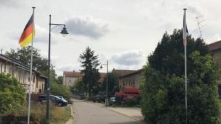 Село в две страни: Тук всичко е двойно