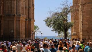 Туристи масово уринират по улиците в еврокурорт, разгневявайки местните жители