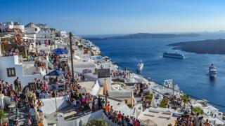 Санторини гони туристи