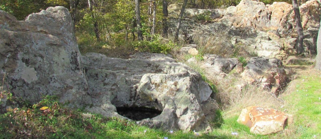 7 туристически пътеки и много забележителности в малко известен наш курорт