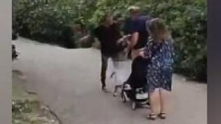 Мъж удари 1-г. дете в популярен европейски град ВИДЕО